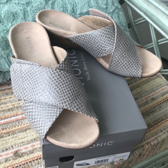 Vionic Cork Wedge 2” Heel Sandals Lizard Gray Size 8 - Picture 8 of 10